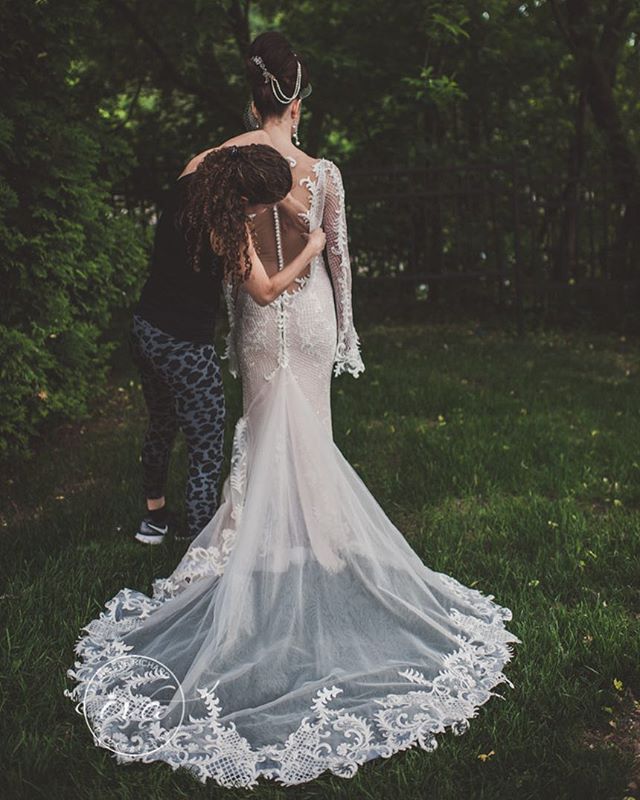 bride coiffure dresses fashionphotoshoot glamour glamourlife glamourphotoshoot hair hairstylist photographe photographedemariage photographer photography revloncanada robehautecouture tendance2017 updo wedding weddingdress weddingphotographer weddingphotography